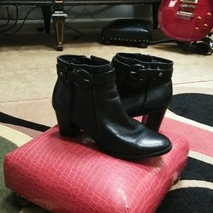 Woman's leather upper ankel boot
